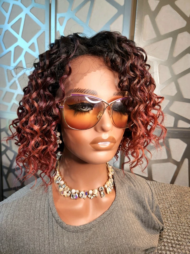 Peluca Rizada, Peluca Roja Ombre Libre Separación 13x6 Peluca de Encaje Ondulada Corta Peluca Roja Sin Pegamento Foto 2 de 4