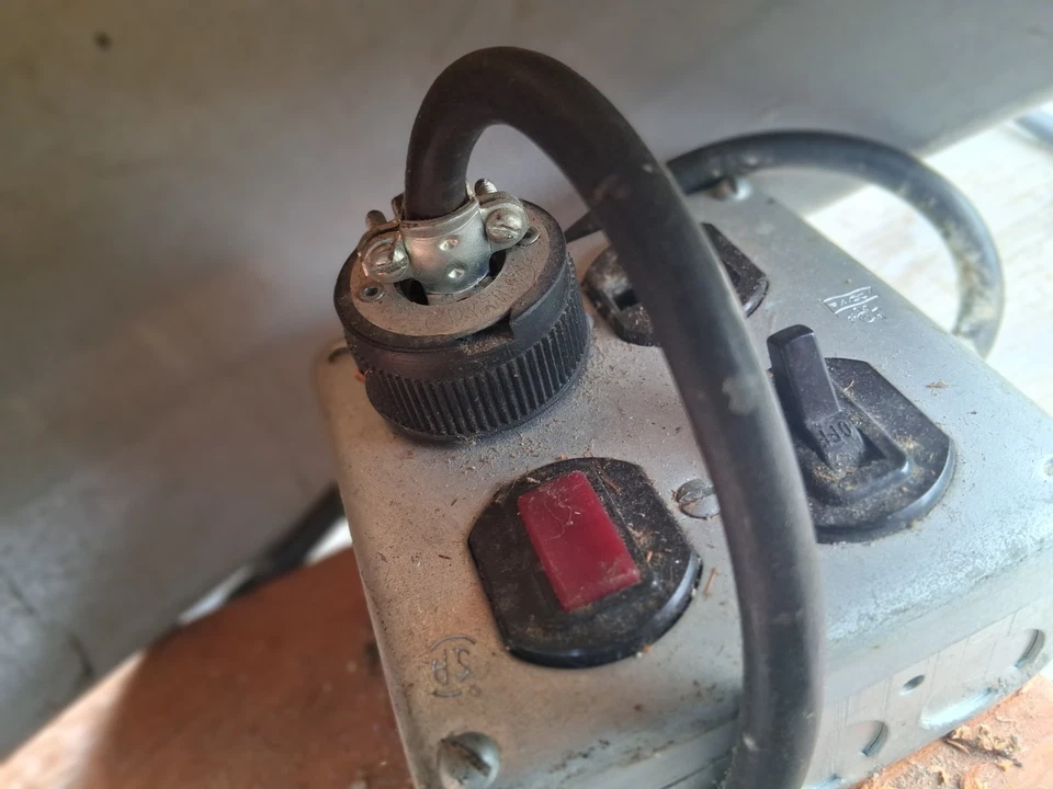 MÁQUINA DE COSER INDUSTRIAL UNION SPECIAL 39500 A 3 HILOS PEDAL MOTOR 5 ANILLOS Foto 4 de 4