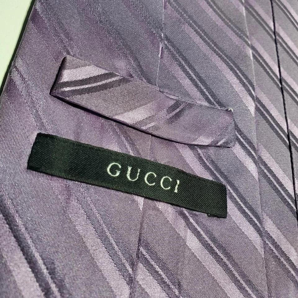 Gucci Y2K de la década de 2000 100 % seda púrpura metálico claro con rayas Repp Foto 4 de 4