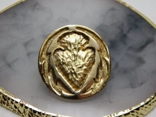 B300-VINTAGE SCARF CLIP/PIN~ARROW HEAD DESIGN~GOLD TONE~MARKED MGG~1.25"