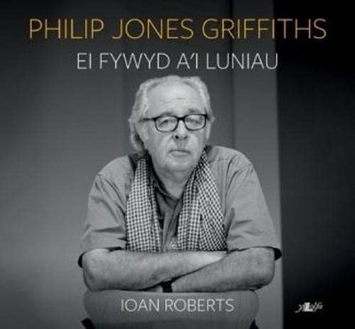 Philip Jones Griffiths - Ei Fywyd a'i ..., Ioan Roberts