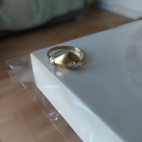 Vintage Hand haltender klarer Stein 9 kt Ring Größe O