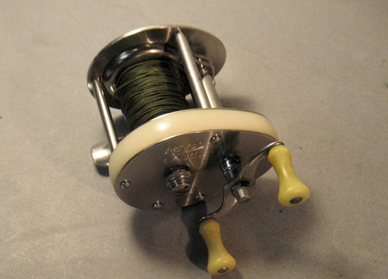 Vintage Shakespeare Ideal 1990 Tackle Box Fishing Reel Model FJ - Working Cond.
