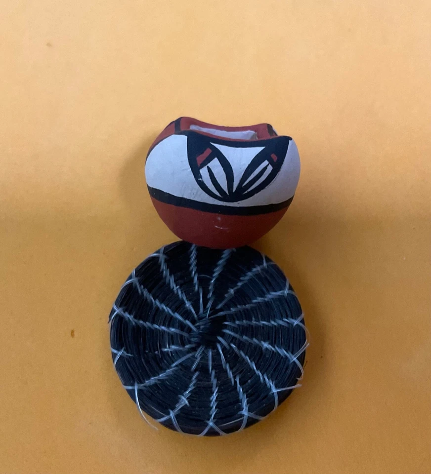 Maceta nativa americana más pequeña (1") de Jemez con cesta de pelo de caballo de 1 1/8" Foto 4 de 4