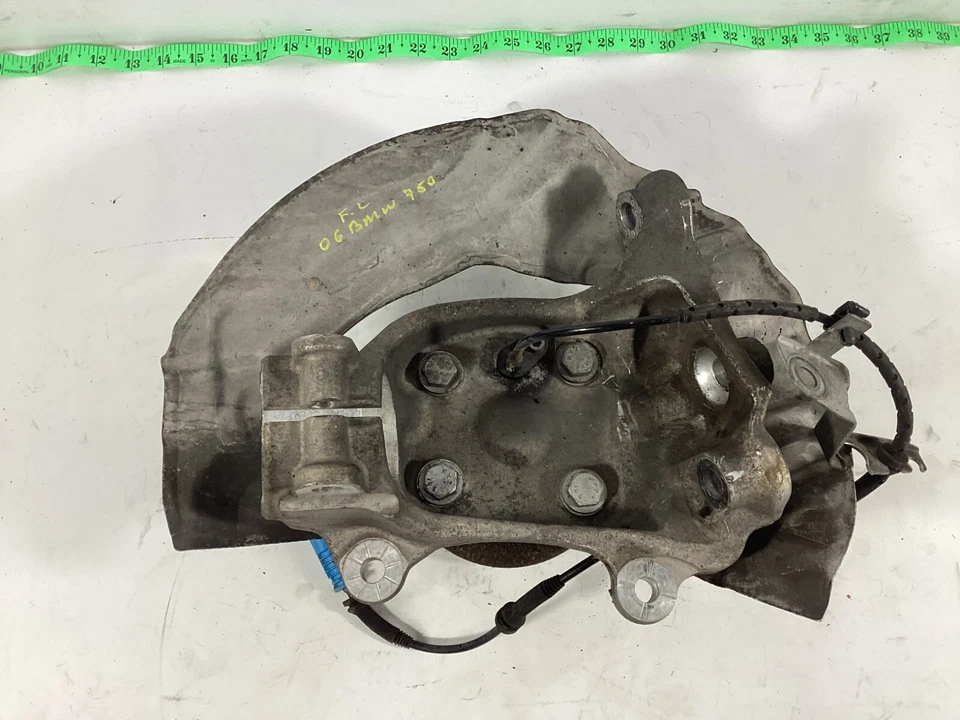 BMW 750I E65 2006-2008 nudillo de husillo delantero izquierdo con cojinete de rueda OEM. Foto 2 de 4