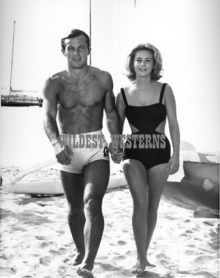 ROBERT CONRAD Rare Beach Photo SHIRTLESS Muscles HUNK Gay Interest