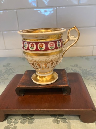 An tique cup on gold pedestal - Picture 4 of 6