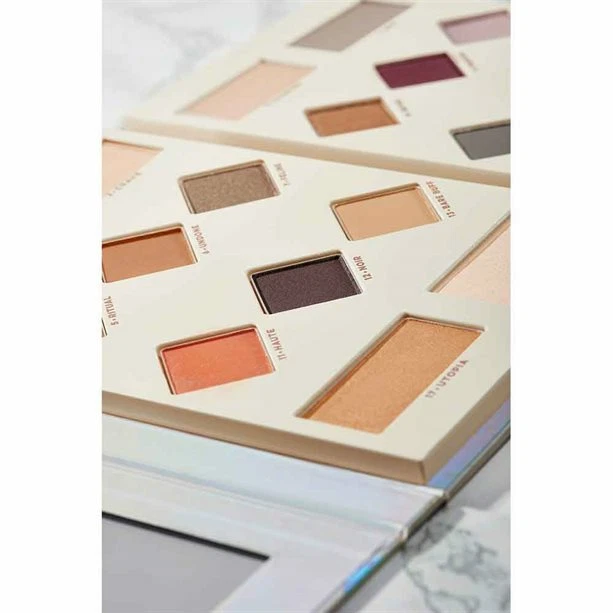 Avon mark. Supreme Eyeshadow Palette Playbook - Image 3 of 4