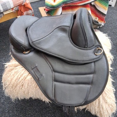 TORSION LAG (WIDE HORSE) 17'' TREELESS SADDLE BLACK