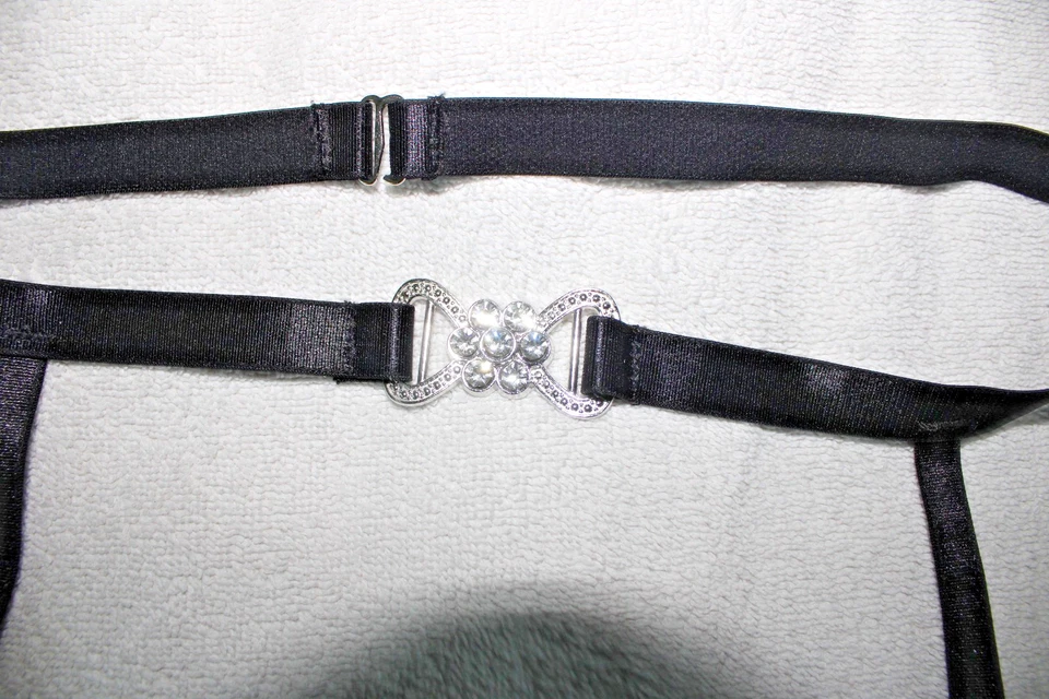 schwarzes BH Set aus BH und Strumpfgürtel, Gr XL, BH leichtes PU, Ketten - Bild 3 von 4