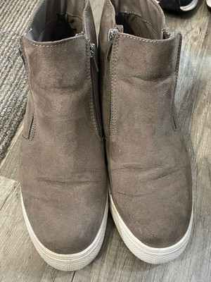 Time and Tru Women's Gray Faux Suede Ankle Bootie Side Zip Round Toe 10