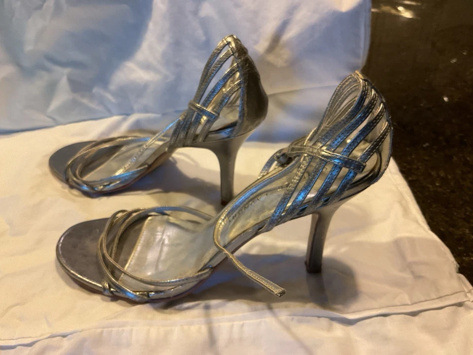 Sexy tacón de aguja plateado con tiras Foto 3 de 4
