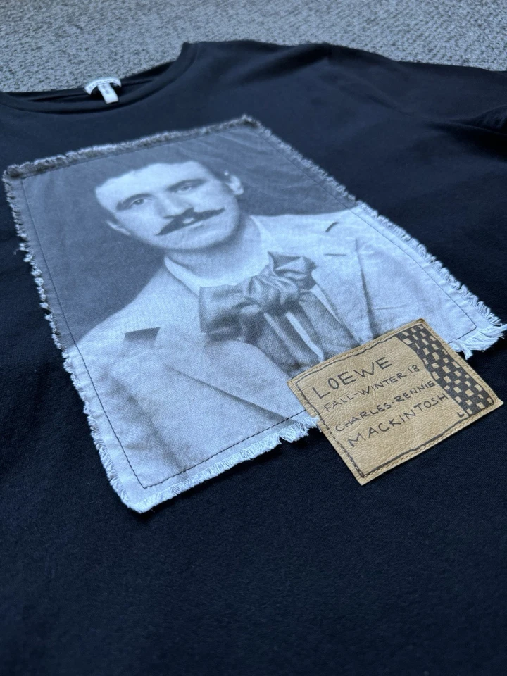 Camiseta negra LOEWE Mackintosh retrato aplicado parche bordes deshilachados Foto 4 de 4