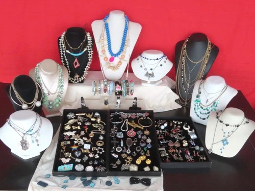 1970-90s - LARGE LOT OF 168 VINTAGE SIGNED & UNSIGNED STATEMENT COSTUME JEWELRY