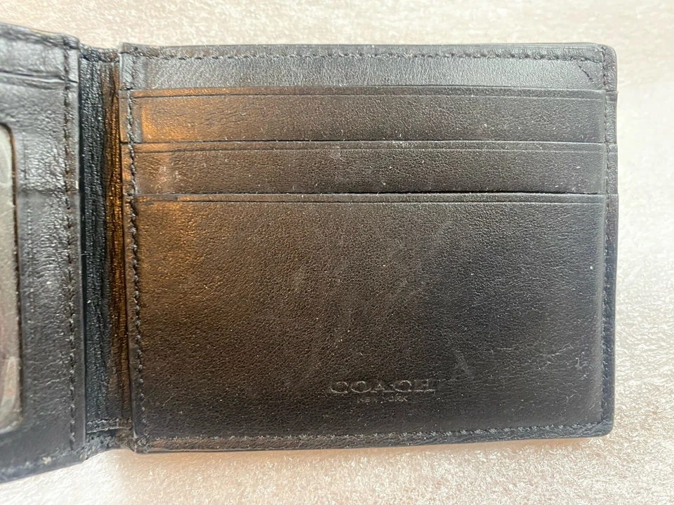 CARTERA COACH DOBLE BILLETERA PARA HOMBRE EN CUERO PERFORADO Verde Usada Foto 4 de 4