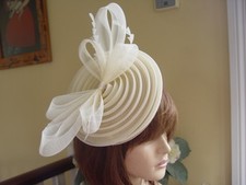STUNNING AMIESE CREAM MESH FASCINATOR  WITH FEATHERS