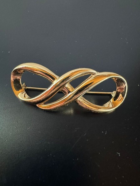 Avon SIGNED Vintage Goldtone Infinity Bow Brooch