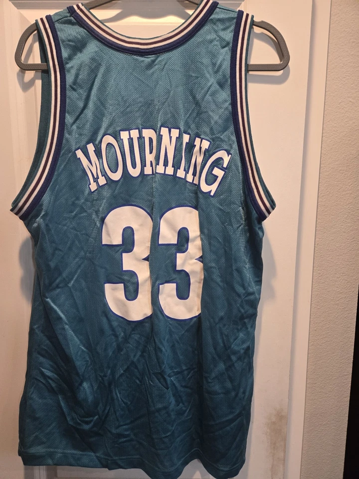 Camiseta Vintage Champion NBA Charlotte Hornets Alonzo Mourning #33 Tamanho 44 - Imagem 2 de 3