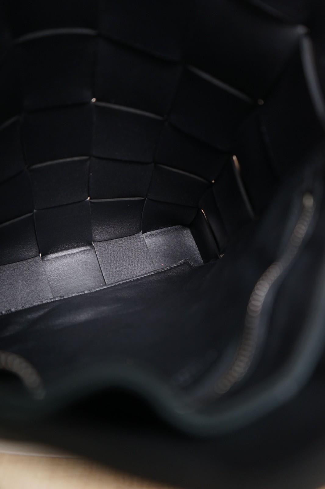 Bottega Veneta Intrecciato Vertical Crossbody Black Sheepskin/Dustbag thumbnail 9