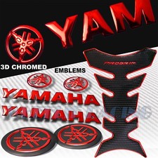 ALMOHADILLA DE TANQUE ROJO CROMADO + NEGRO PRO GRIP + LOGOTIPO DE YAMAHA 3D + EMBLEMA DE LETRA + PEGATINA DE INSIGNIA