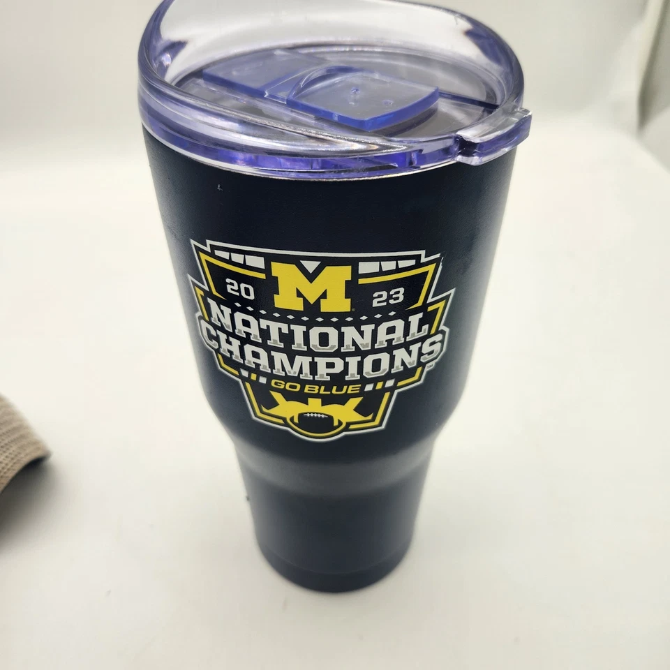 De colección Michigan Wolverines Sombrero Favorito de los Fanáticos 2023 Campeones Nacionales Vaso Foto 4 de 4