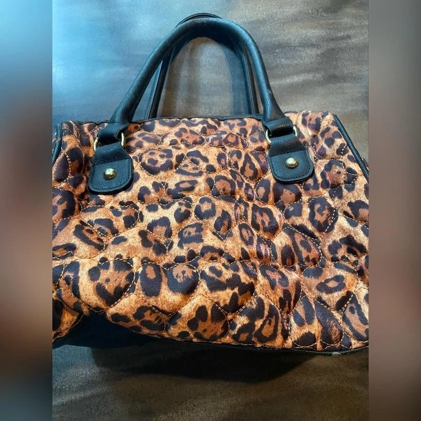 Betsey Johnson 钱包女式大号豹纹绗缝蝴蝶结挎包手提包 — 第 2/4 张图片