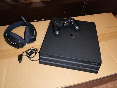 Sony PlayStation PS4 Pro Schwarz 1TB mit Controller Und Headset 
