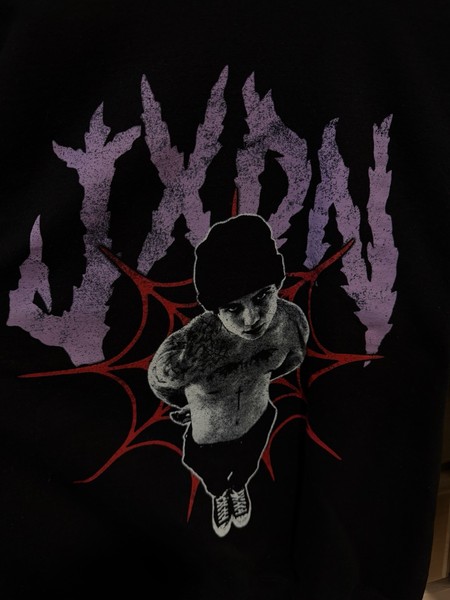 Jxdn / Jaden Hossler Sudadera de cuello redondo negra con letras moradas irregulares/telaraña roja 3