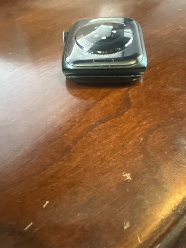 Apple Watch Series 7 45mm Cassa in Alluminio Verde con Cinturino Sport Verde (GPS +... - Foto 3 di 12