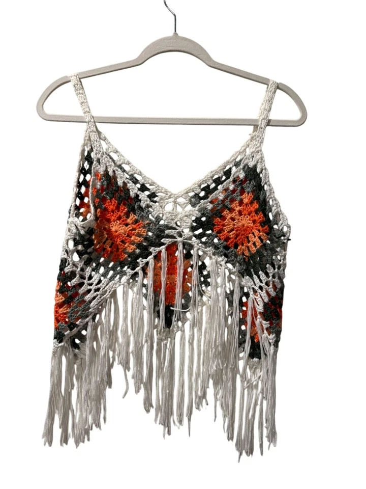 Top corto boho con flecos de ganchillo hecho a mano con patrón de diamantes multicolores Foto 3 de 4
