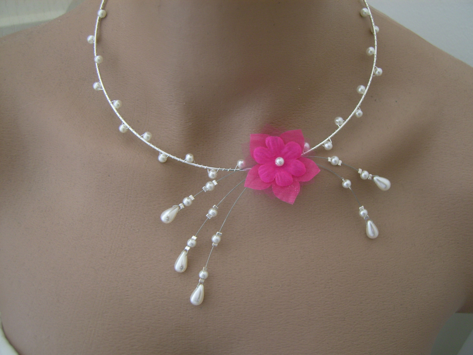 Collier robe de mariée ivoire rose fuchsia pour cortège et soirée chic