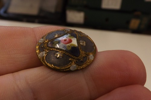 A BEAUTIFUL FRENCH ENAMEL METAL BUTTON FLORAL DESIGN 2.5CMS (4464)