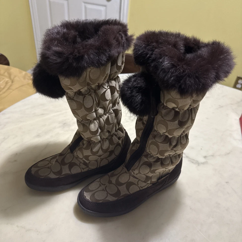 Botas femininas Coach Theona Signature altas shearling tamanho 6.5 - Imagem 2 de 4