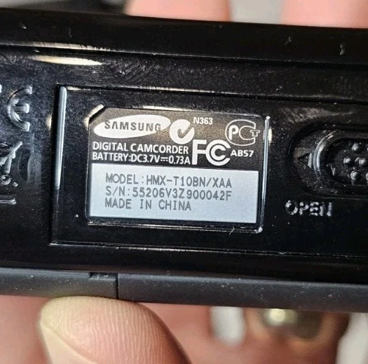 Samsung TOUCHSCREEN Camcorder HMX-T10BN/XAA Full HD W/3 Batteries - Image 3 of 4