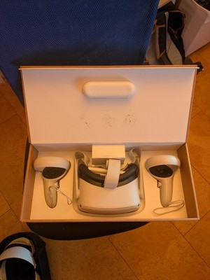 Meta Quest 2 eigenständiges VR-Headset weiß mit Controllern & Transportcase