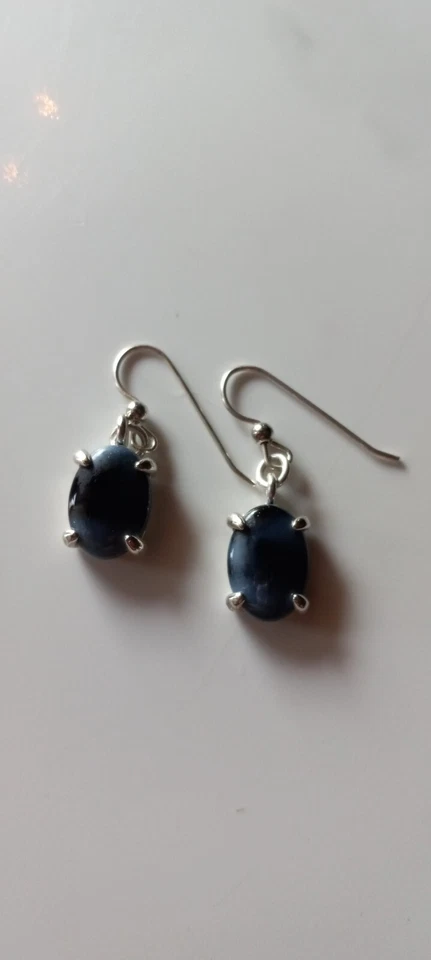 Pendientes de gancho tono plata con cabujones de piedras preciosas azules flameadas ovaladas Foto 2 de 4