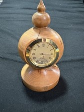 Handgedrechselte Kl&ouml;ppel aus Holz mit Uhr darin eingelassen r&ouml;mische Ziffern