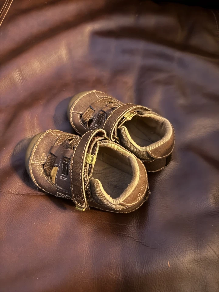 Tênis Stride Rite tamanho 4 movimento macio couro artificial parte superior criança bebê caminhada - Imagem 2 de 4