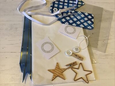 Geschenkpackung. Blaues Kreuzmotiv. Paket mit Artikeln zum Verpacken von Geschenken oder Gestalten.