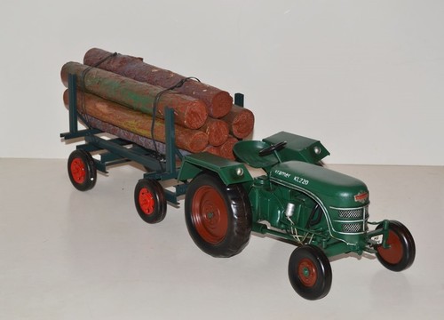 Tractor De Placa Modelo Clásico Kramer Con Remolque De Madera L 59 Cm - Imagen 2 de 4