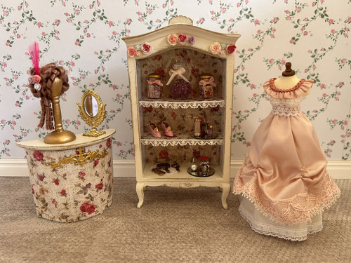 DOLLS HOUSE 1/12 SCALE LADIES SHOP/BEDROOM FURNITURE WITH DRESSED MANNEQUIN. - Foto 5 di 5