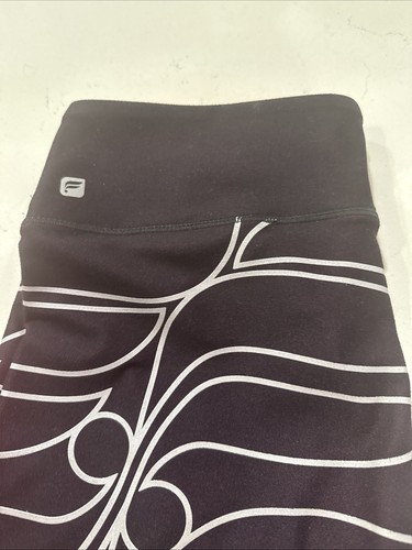 Woman’s Fabletics Black Capri Leggings Size Medium - Picture 2 of 5