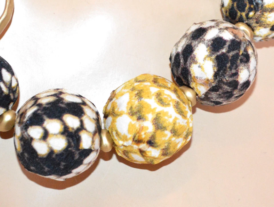 Collana donna girocollo ciondoli tessuto neri bianco oro anello dorato US15 - Immagine 4 di 4