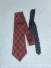 Tommy Hilfiger 58 1/2 Men’s Tie 100% Italian Silk Made In USA Red Navy Design
