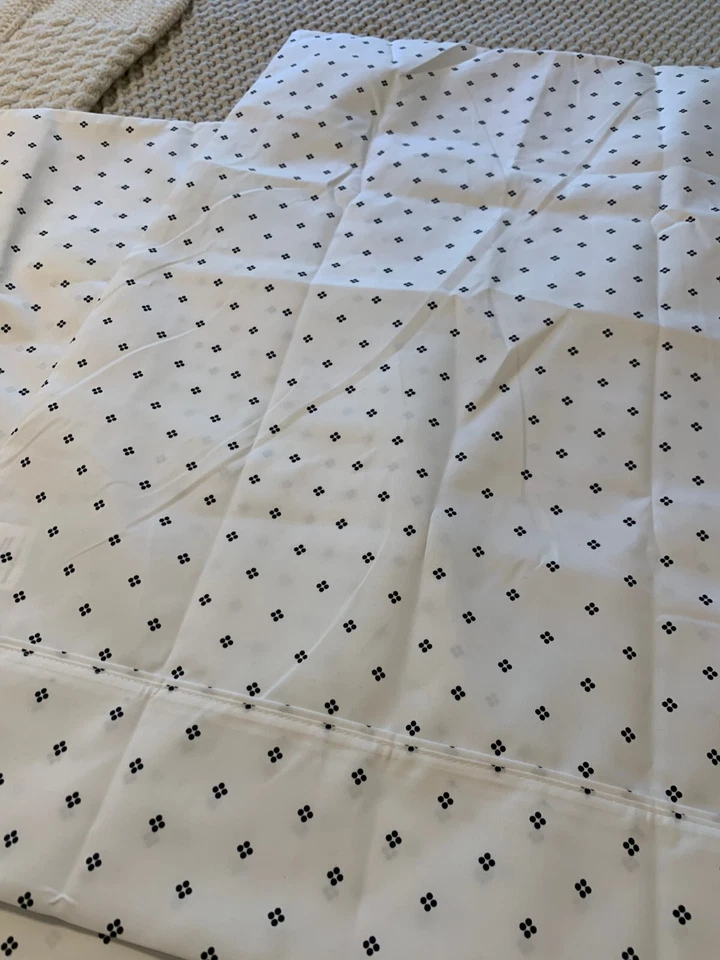 JUEGO DE 4 FUNDAS DE ALMOHADA QUEEN CARISMA BLANCO Y NEGRO Foto 4 de 4