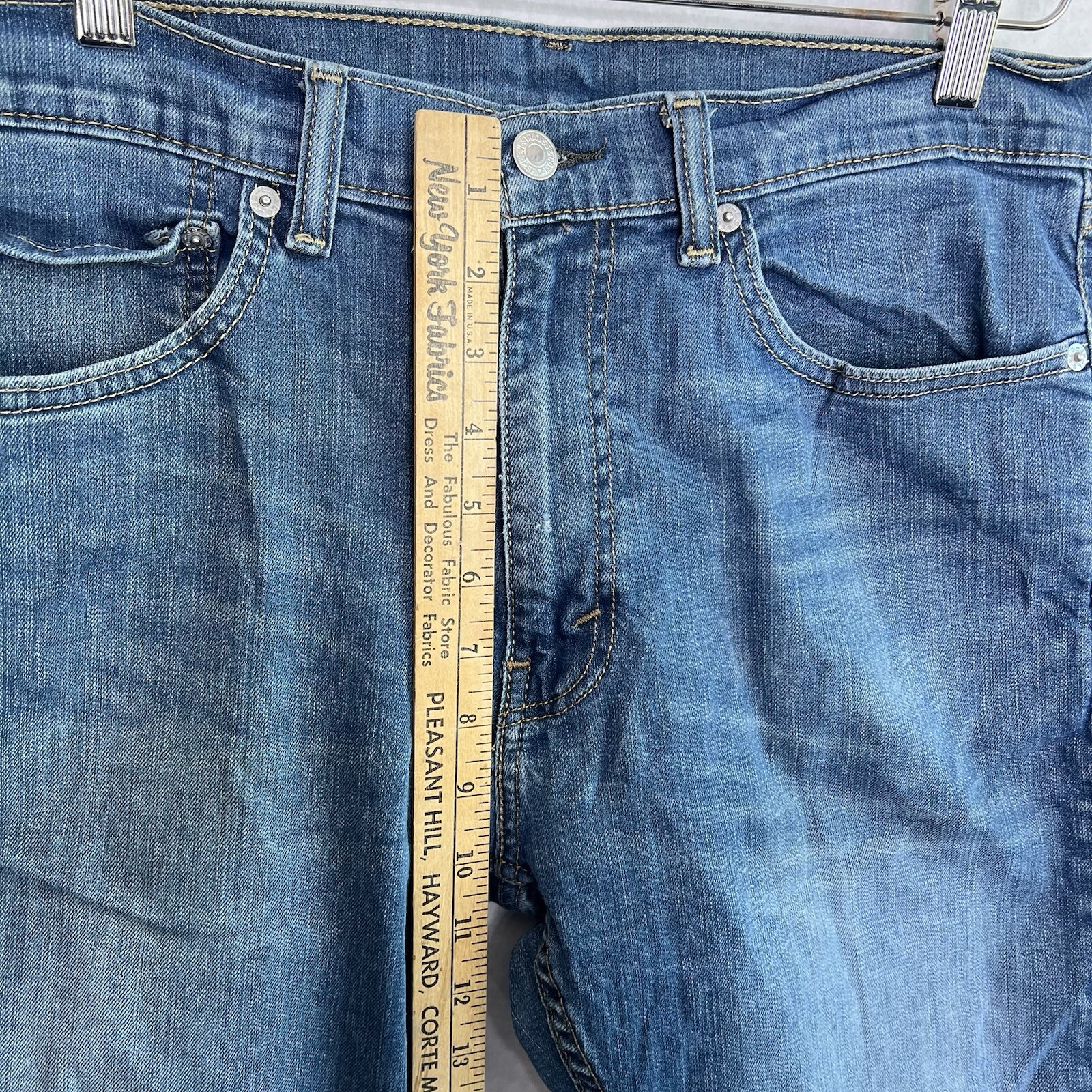 Levis 505 Jeans Mens 34x30 Blue Medium Wash Regular Fit Straight Leg thumbnail 4