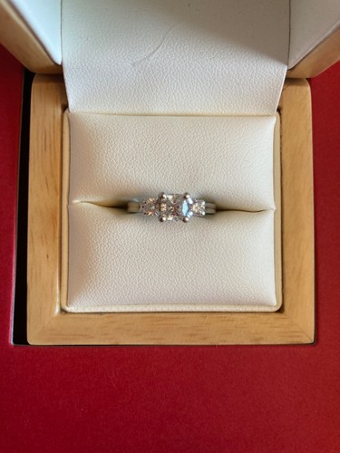 Platinum and Diamond (GIA certified - total ct 0.94) Engagement and Wedding ring - Picture 4 of 12