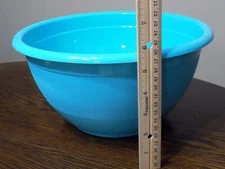 Arrow 6 quarts (192 ounces) Teal Bowl Brand New. Sturdy Made.