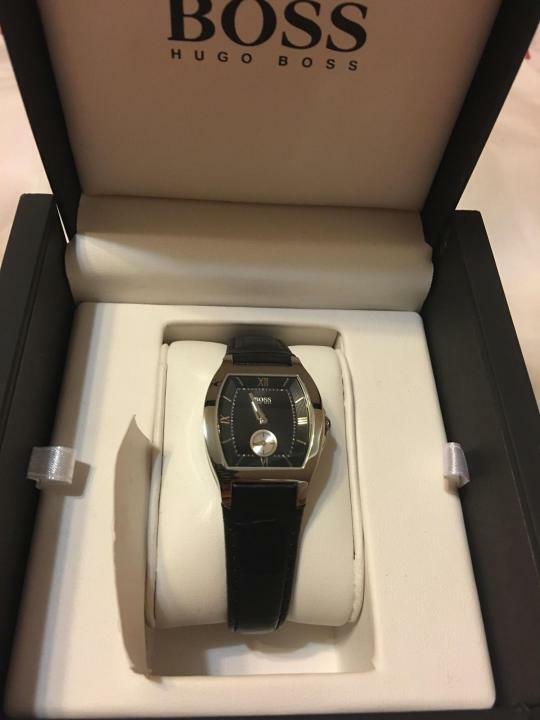Montre Hugo Boss femme en cuir noir et argent chic