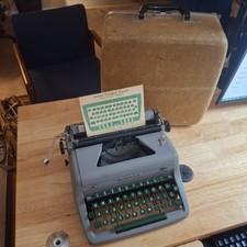 1953 Royal Quiet De Luxe W/Case & key - Vid & Pics - Free Shipping thumbnail